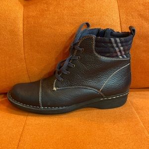 Clarks whistle Bea Leather Ankle boots. Zipper with plaid on the side. 8.5M.